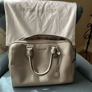 Michael Kors purse... Comes with Dust Bag